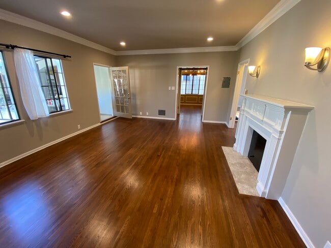 Living room - 921 S Hobart Blvd