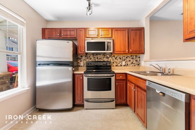 Foto del edificio - Stylish 2BR/2.5BA Townhome in Desirable Fl...