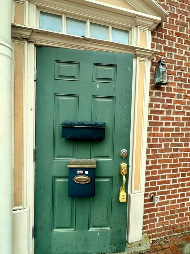 THE BUILDING : Original Vintage front door - 328 High St