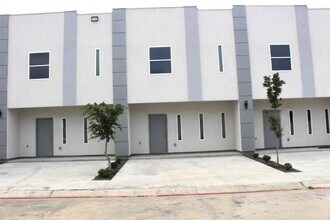 Building Photo - 1011 Emerald Valley Dr