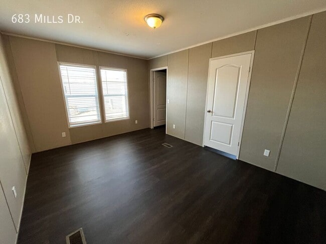 Building Photo - 683 W Mills Dr