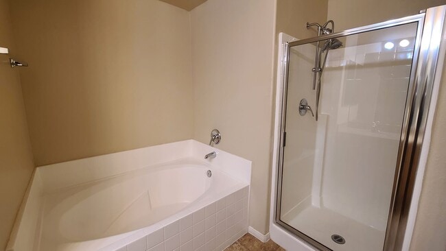 Building Photo - 3 Bedroom Downstairs Condo in Gated Community