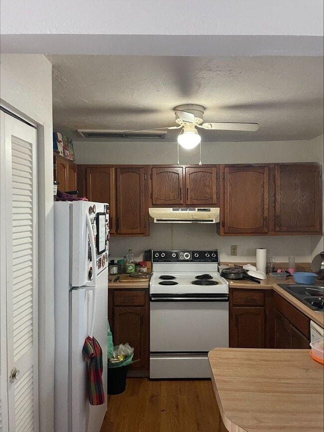 Building Photo - Location, location, location! 1226 SF Unit...