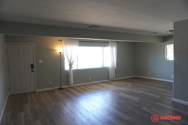 Foto del edificio - Newly Remodeled in Oildale Area