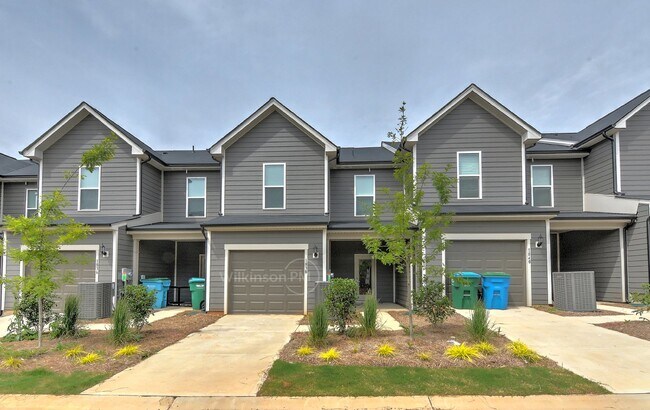 Photo - Beautiful 3BD/2.5BTH Townhouse with Commun...