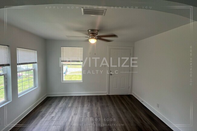 Foto del edificio - AVAILABLE NOW! Beautiful Renovated 3 Bedro...