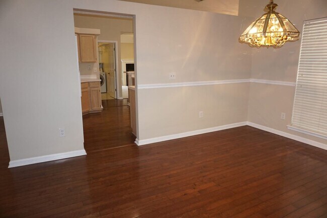 Foto del edificio - 4 Bedroom 2 Bathroom Home with Garage
