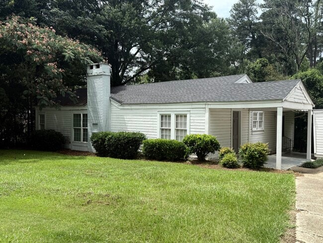 Building Photo - 641 Azalea Dr