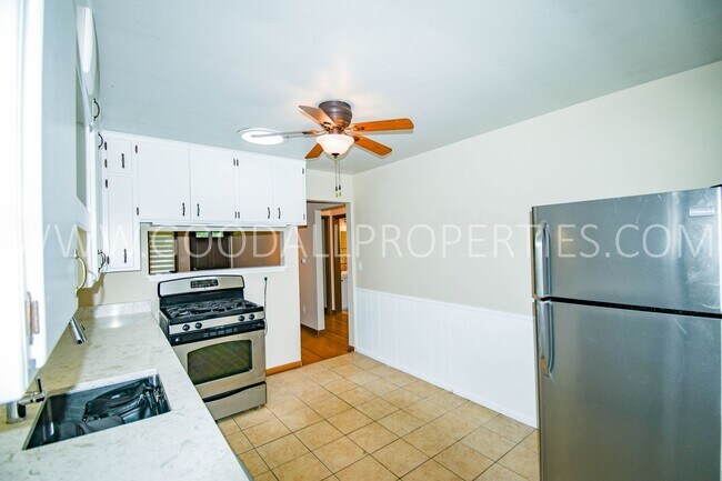 Foto del edificio - 2 Bedroom 1 Bath duplex home in Windsor Heights with Garage!!!