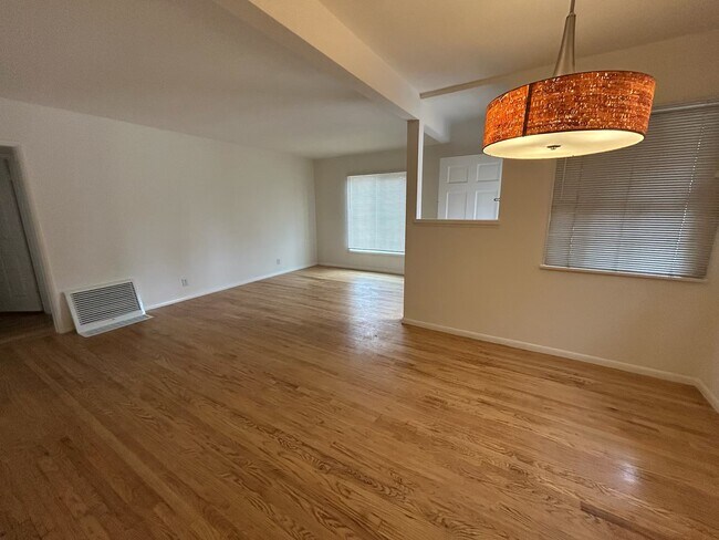 Foto del edificio - 15051 Germain St