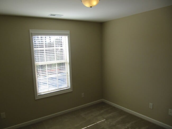 Building Photo - Lovely Townhouse