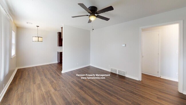 Foto del edificio - 2210 W Greenfield St
