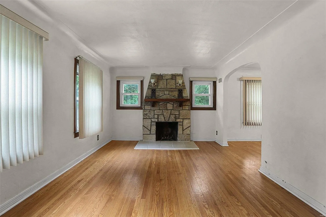 Living Room - 806 Elsworth Pl