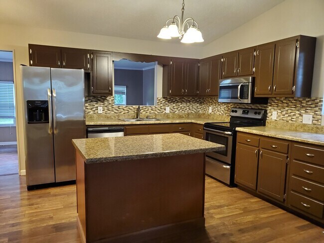 Building Photo - Knoxville 37912 - 3 Bedroom, 1.5 bath Ranc...
