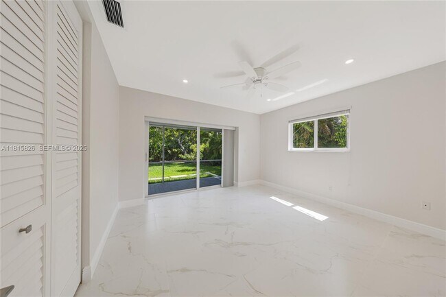 Foto del edificio - 8825 SW 151st St