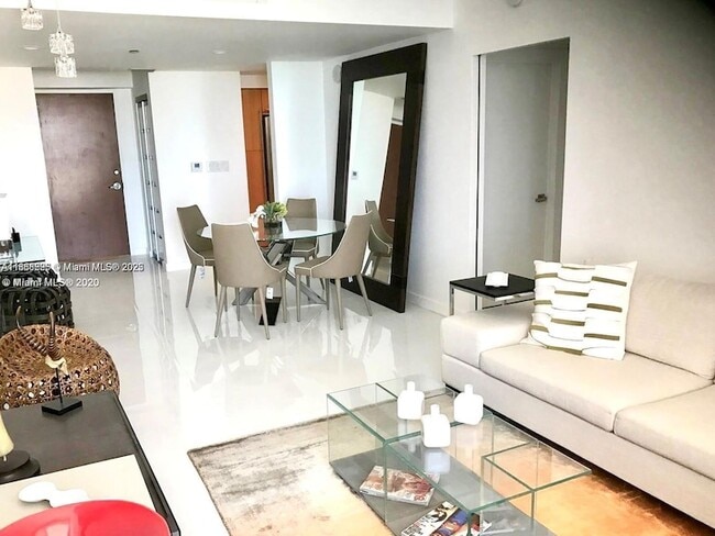 Foto del edificio - 6365 Collins Ave
