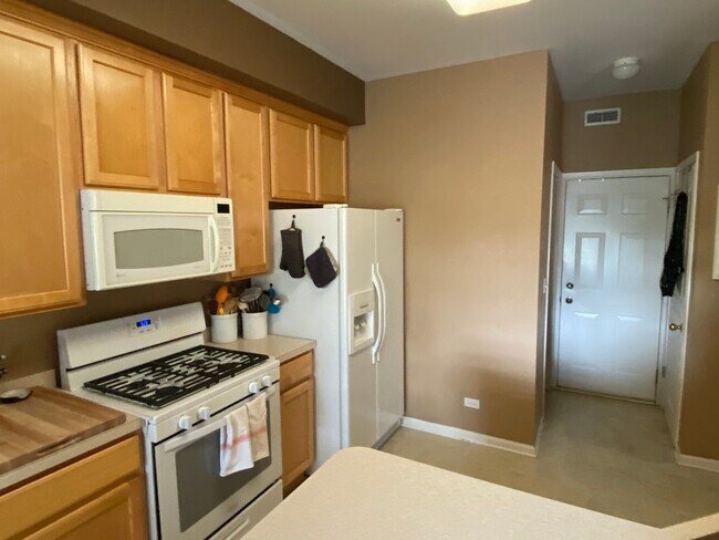 Building Photo - 3260 Bromley Ln