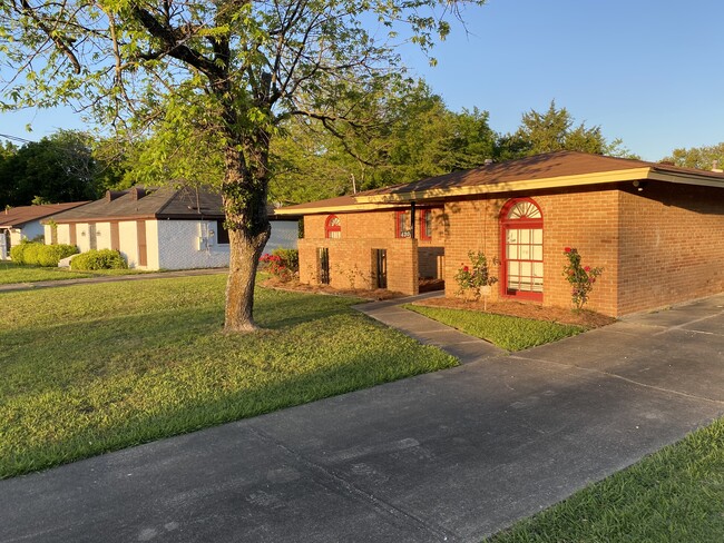 Building Photo - 430 Green Leaf Dr