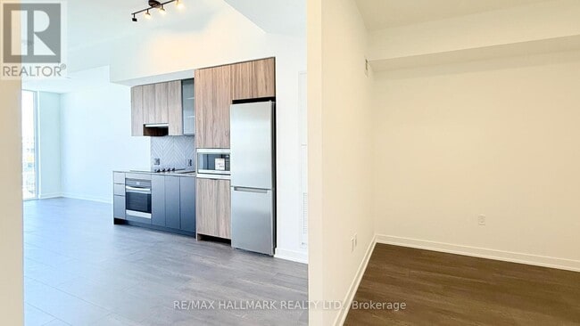 Photo du bâtiment - 1037 The Queensway