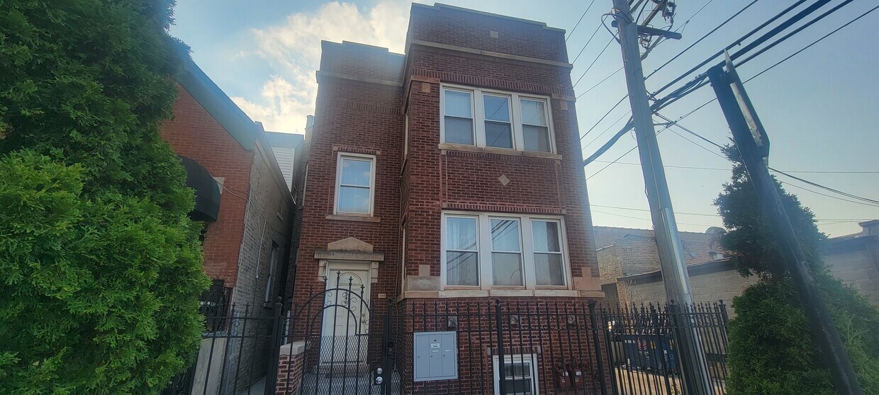 Primary Photo - 1540 N Hamlin Ave