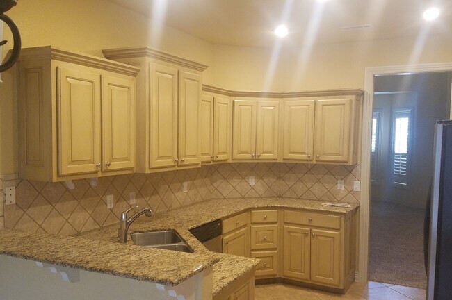 Foto del edificio - Nice 4 bedroom with fenced in yard