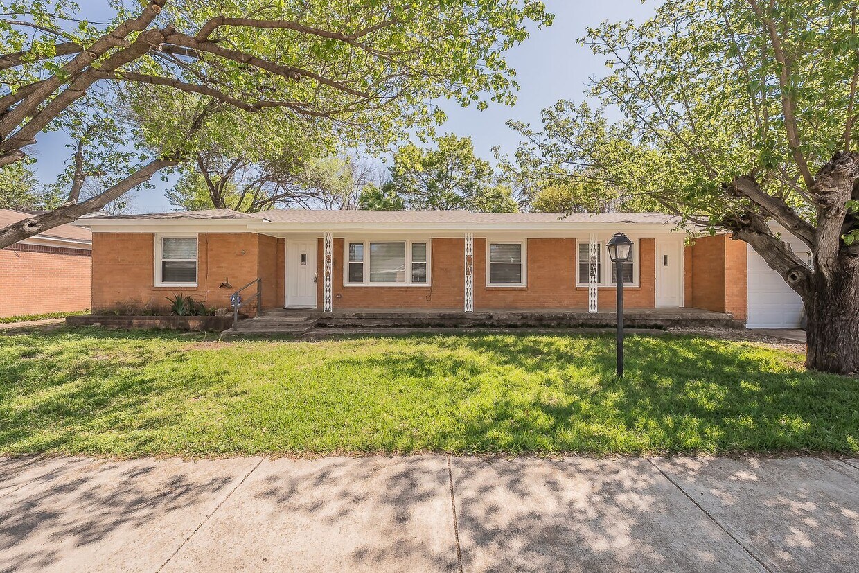 3-Bedroom in Westworth Village! - 3-Bedroom in Westworth Village!