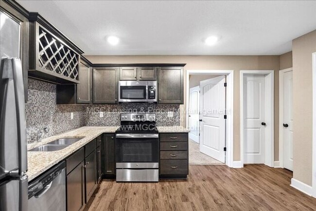 Building Photo - Sought after Townhome in Raymore - Ready for Your End of December Move!