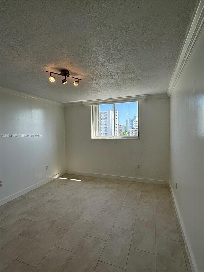 Foto del edificio - 1688 West Ave