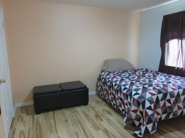 Foto del edificio - 12129 La Salle Br