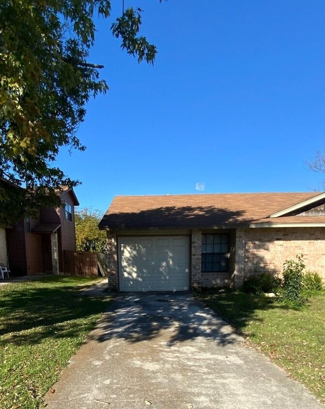 Primary Photo - **RENT SPECIAL** - Affordable duplex in co...