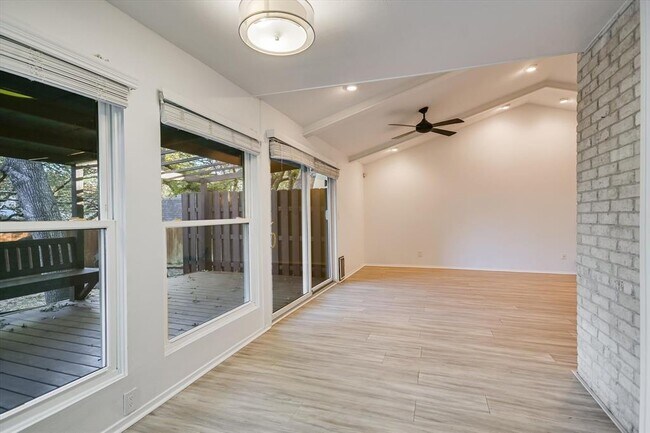 Foto del edificio - 8101 Ceberry Dr