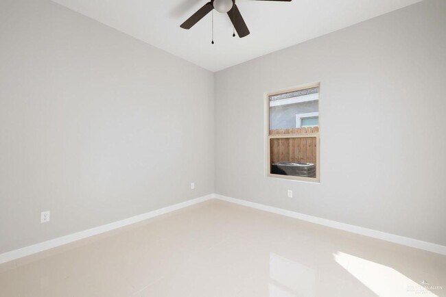 Foto del edificio - 12 West Dr