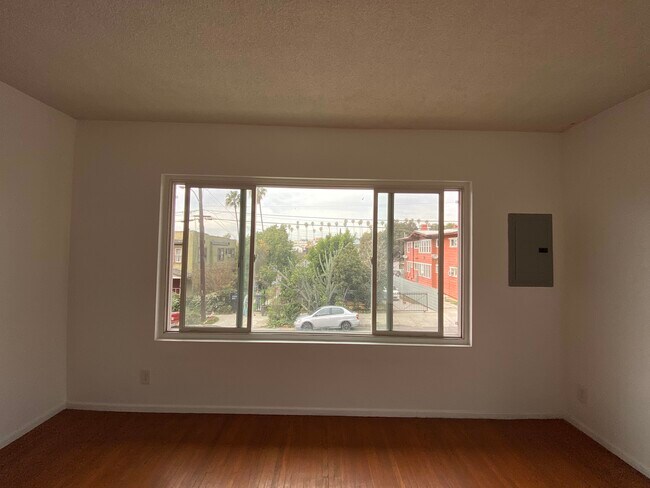 Building Photo - 1346 Sutherland St