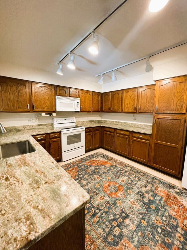 Foto del edificio - Ladue Schools - Spacious 2B/2B CONDO in Br...