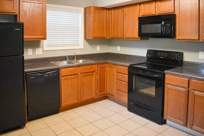 Building Photo - Knoxville 37918 - 2 bedroom 1.5 bath townhouse - call Jean Chung 865-386-1022