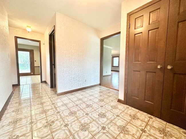 Building Photo - Picturesque Mequon Ranch Rental