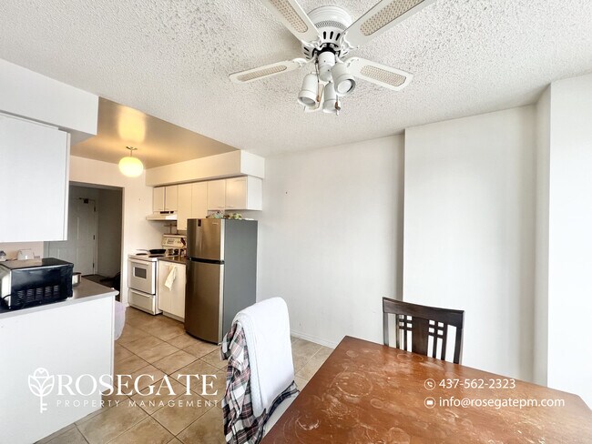 Photo du bâtiment - Spacious 2-Bedroom Condo with Walk-In Closet & Parking in London — Utilities Included