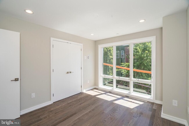Foto del edificio - 1701 Bainbridge St
