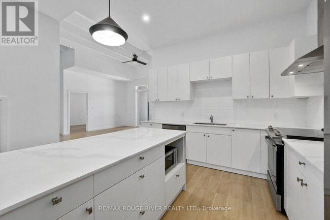 Building Photo - 415 King St W