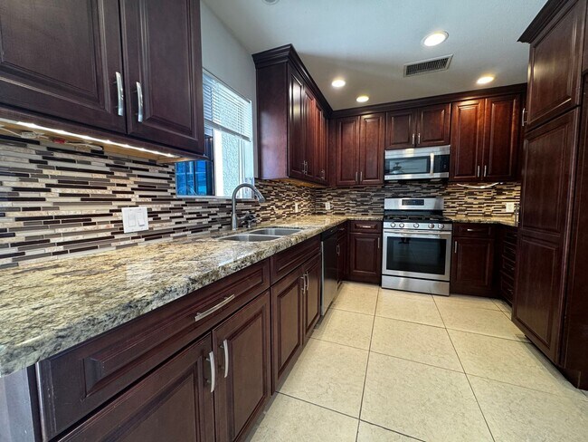 Building Photo - AVAILABLE NOW!! Lovely 3 Bedroom 2 Bathroo...