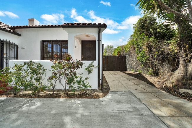 Front - 815 N Curson Ave (West Hollywood, CA) House