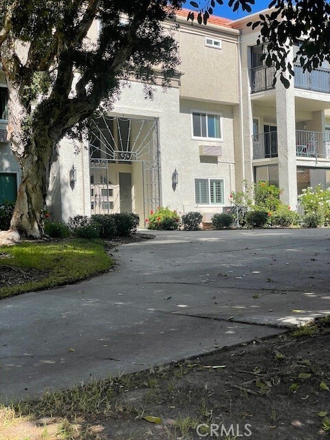 Building Photo - 5515 Paseo Del Lago W