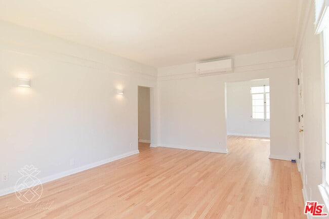 Foto del edificio - 1069 S Holt Ave