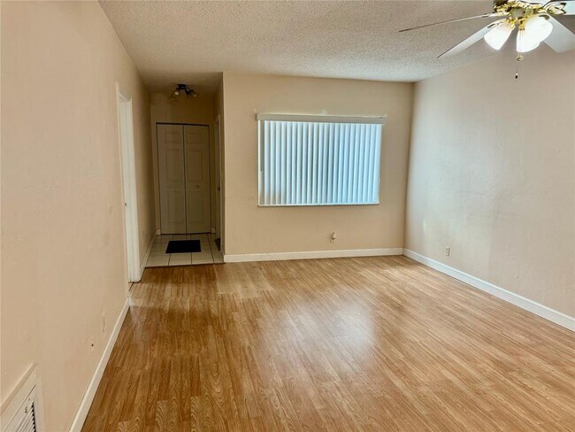 Foto del edificio - 11461 NW 38th St