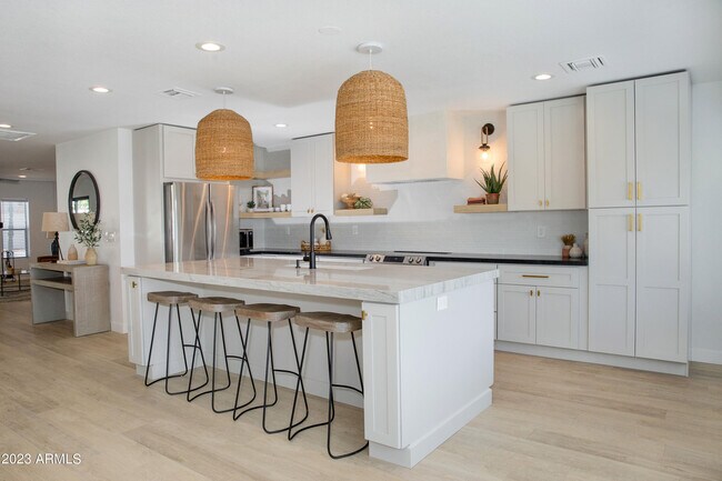 Foto del edificio - 6302 E Winchcomb Dr