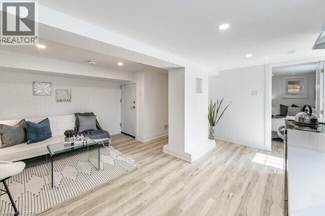 Photo du bâtiment - 4 Royal Ave