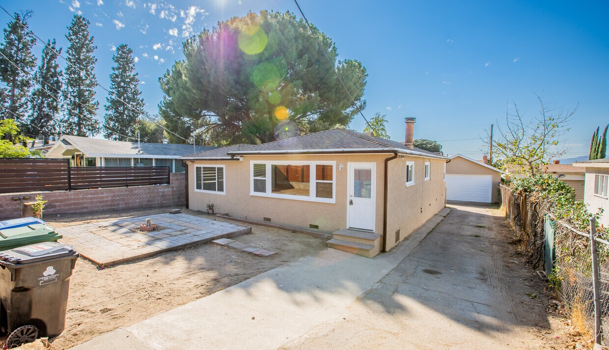 Primary Photo - 10939 Scoville Ave