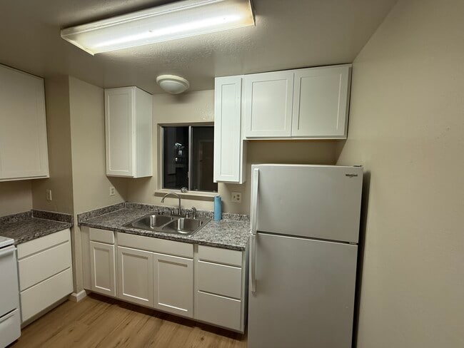 Building Photo - 626 W 2nd Ave