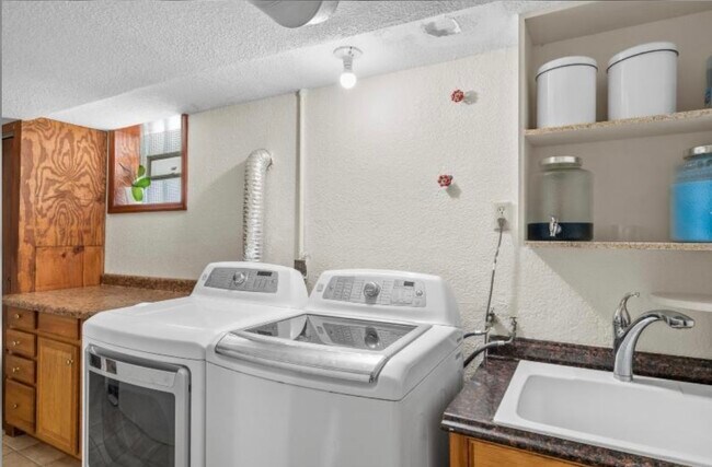 Foto del edificio - 2049 S 77th St