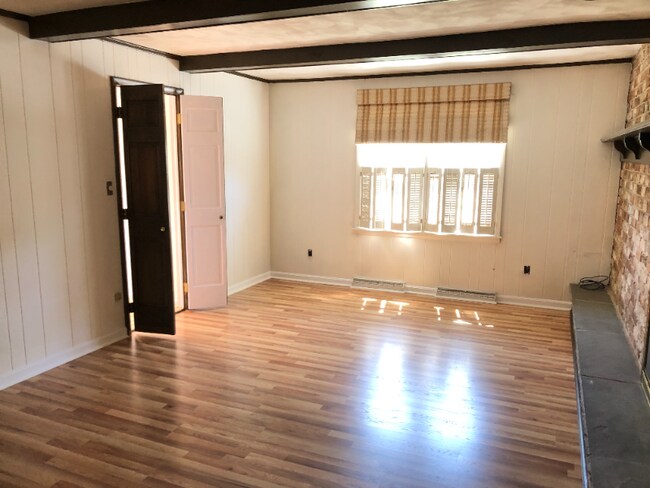 Building Photo - 8 Sherry Dr
